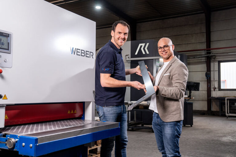 Marc Böck und Reinhard Krumpholz neben der Weber TTSC 1100, zwei echte Blechbearbeiter.