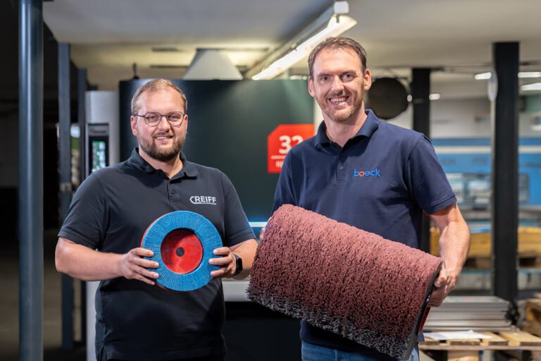 Maximillian Reiff und Marc Böck vor der Timesavers RB 42 Series