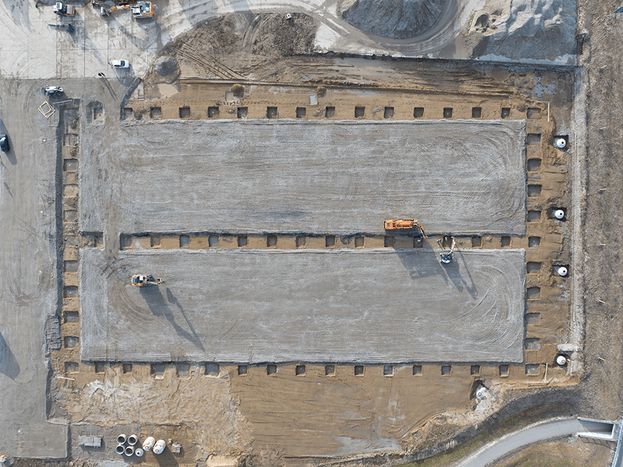 Die Fundamente für die Hallenkonstruktion werden angelegt.