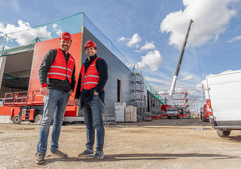 Marc und Jochen Böck, Geschäftsführer der boeck GmbH, auf der Baustelle des zukünftigen Firmensitzes