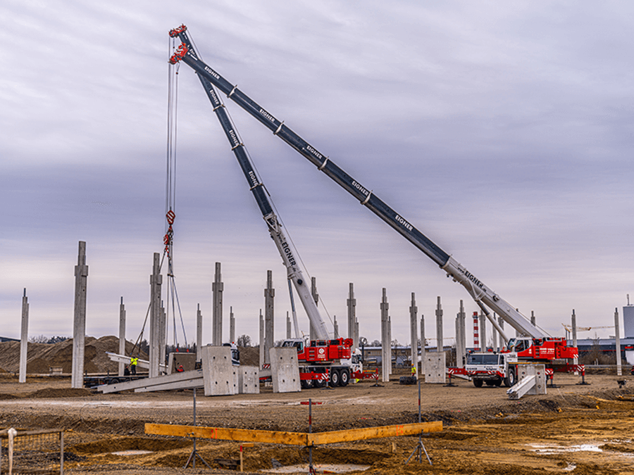 Stützen für die zukünftigen Produktionshallen werden gestellt