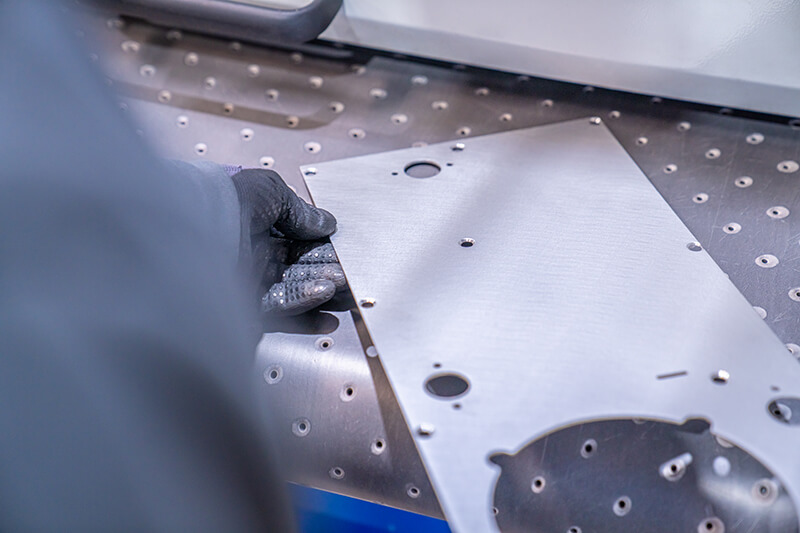 Marc Böck und Reinhard Krumpholz neben der Weber TTSC 1100, zwei echte Blechbearbeiter.