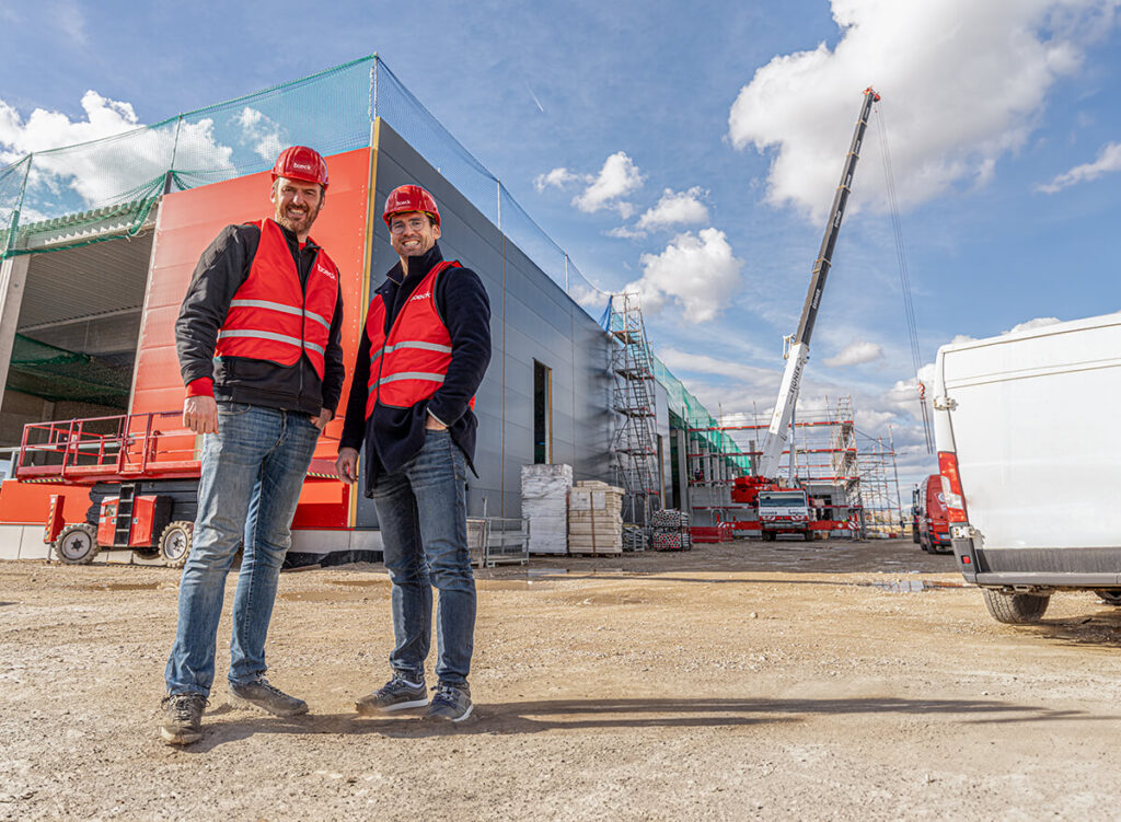 Marc und Jochen Böck auf der Baustelle des Neubaus