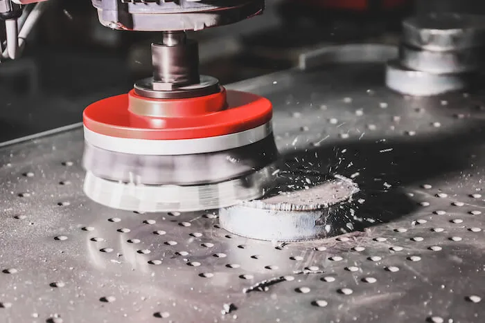 Mechanische Schlackeentfernung mit Schlackehammerbürste